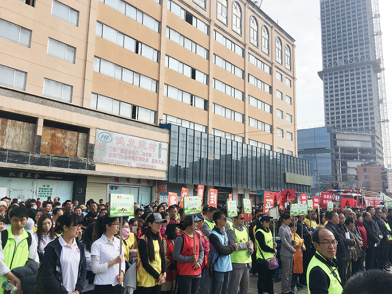 2017年3月5日，是我国第54个学雷锋纪念日。3月份的春天万物复苏，百花齐放。阳光透过淡薄的云层照耀着大地，它的万道金光愉快地普照着万物。春风拂面,是那么清柔,那么亲切,就像是雷锋的精神一直温暖着、鼓舞着我们!