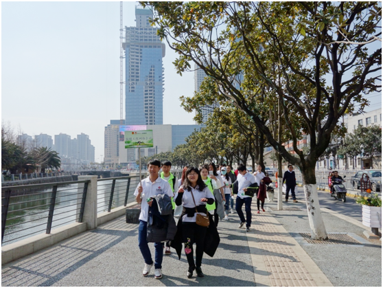 一路上，志愿者把“学雷锋践行动 树新风做好事 做志愿者”的精神传扬到大街小巷，把雷锋为人民服务的志愿精神带到城市的每个角落。